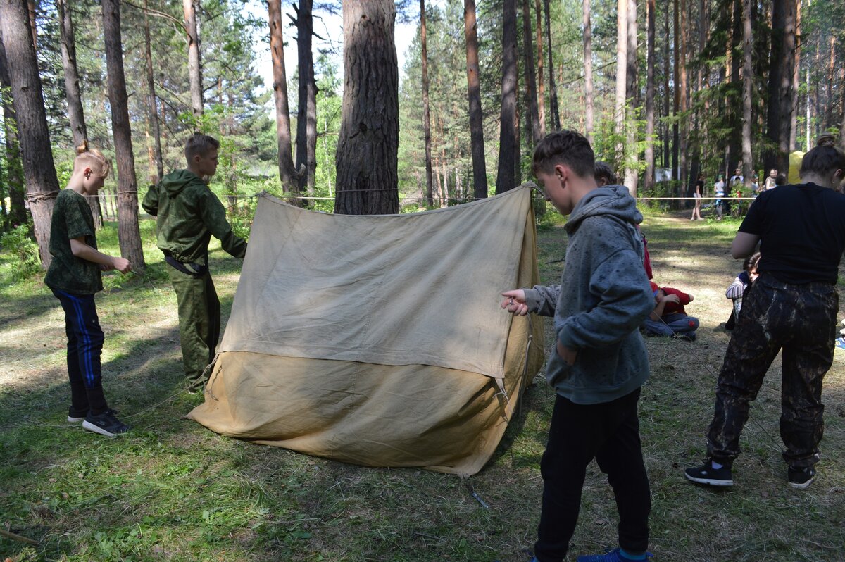 Это фото тренировки к турслету. Такие палатки в походах мы уже не используем. А вот на  картинах художников СССР как раз они - двускатки.