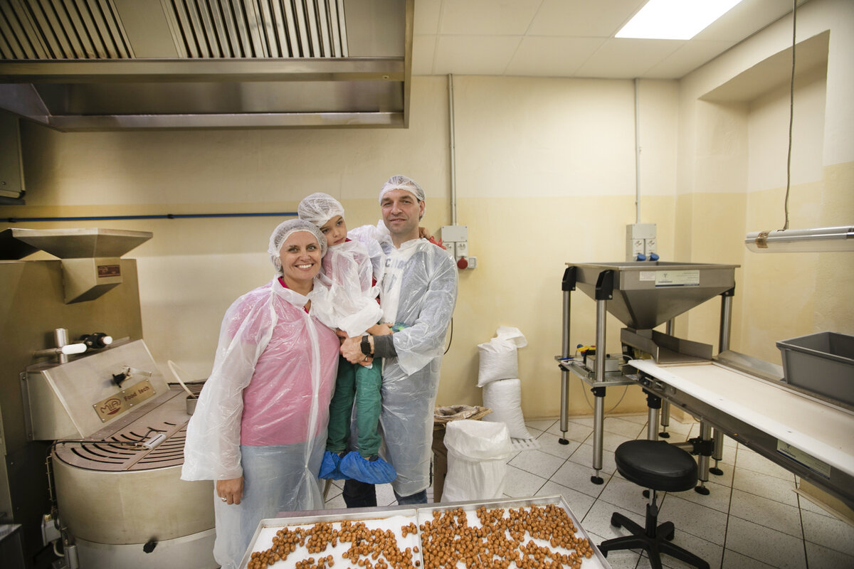 Посещение фабрики лесного ореха во время семейного тура Italia Per Famiglie
