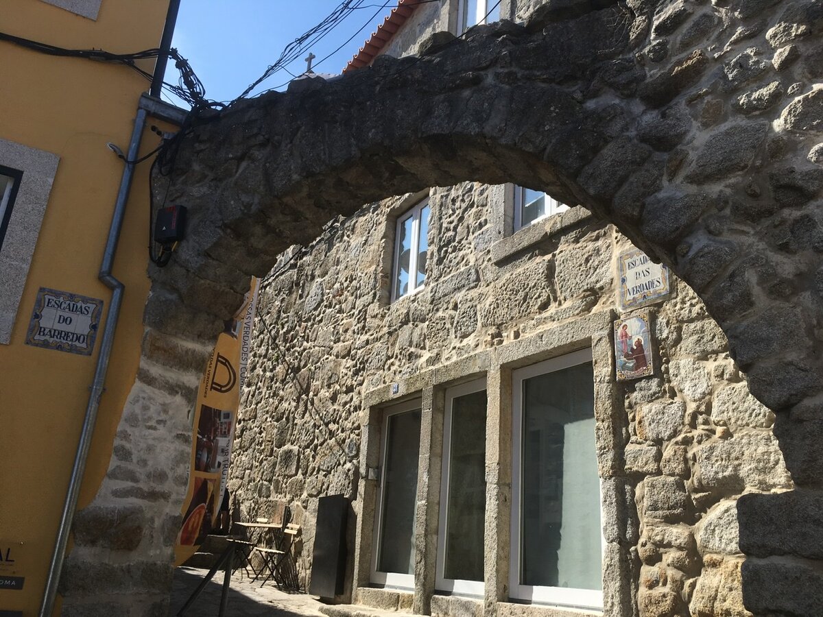 Название улицы выложено плиткой «азулежу»