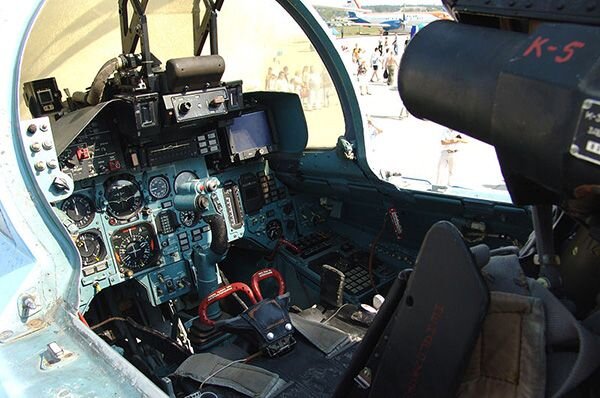 Кабина Су-33. Стоит отметить что отличий от Су-27 образца 1982-84 преступно мало.