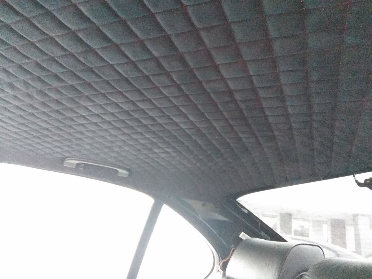 Потолок в алькантаре прошитой в ромбы