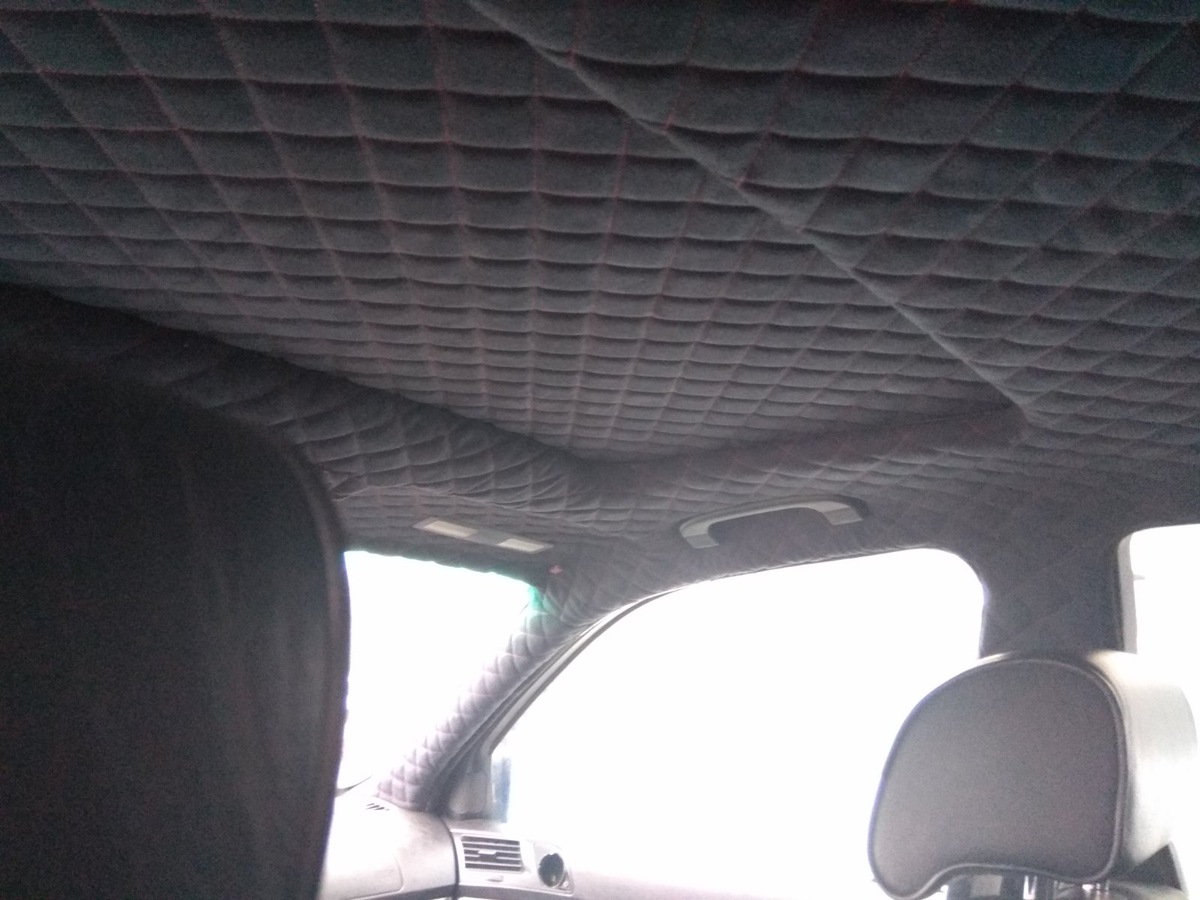 Передние стойки и люк в черной алькантере прошитой в ромбы 