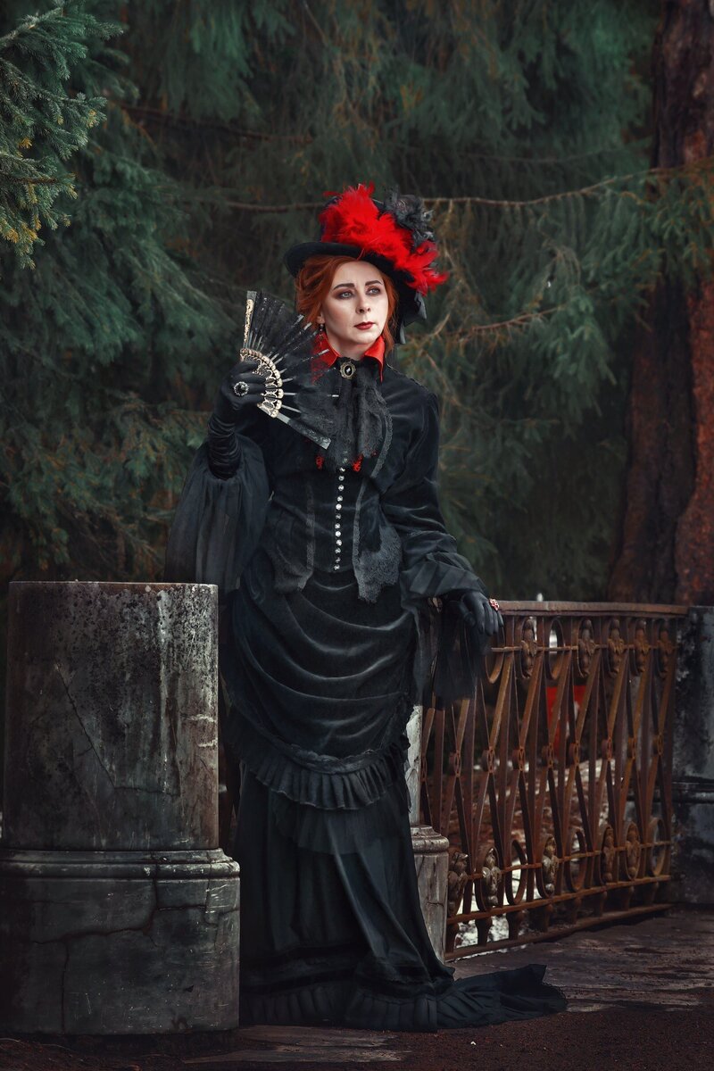 Всплеск интереса к готическому стилю в прошлом веке пришелся на конец 70-х годов. В это время сходит на нет бешеная популярность панка – как стиля в музыке, так и стиля в одежде. Как известно, панк – это символ анархии. Сначала новоявленные готы мало чем отличались от панков: те же странные прически, обилие аксессуаров, черный цвет и странная одежда. 