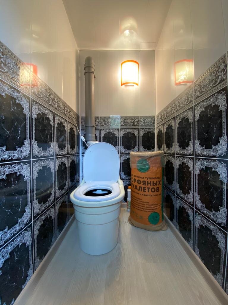 Наша туалетная комната. Облицовка стен, пол, потолок, свет, установка биотуалета - все делал мой муж