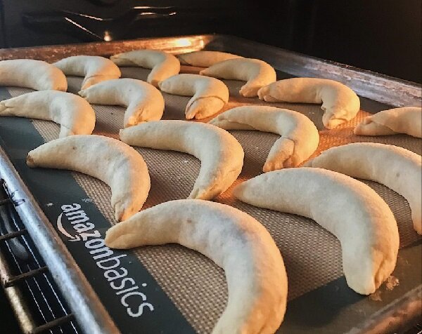 Рогалики с грецкими орехами и черносливом