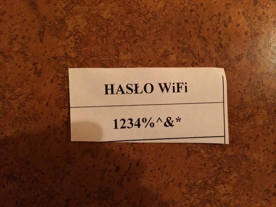 Как такие проблемы решают в кафе, где доступ предоставляют по висящей на стене бумажке с паролем, я вообще не представляю.