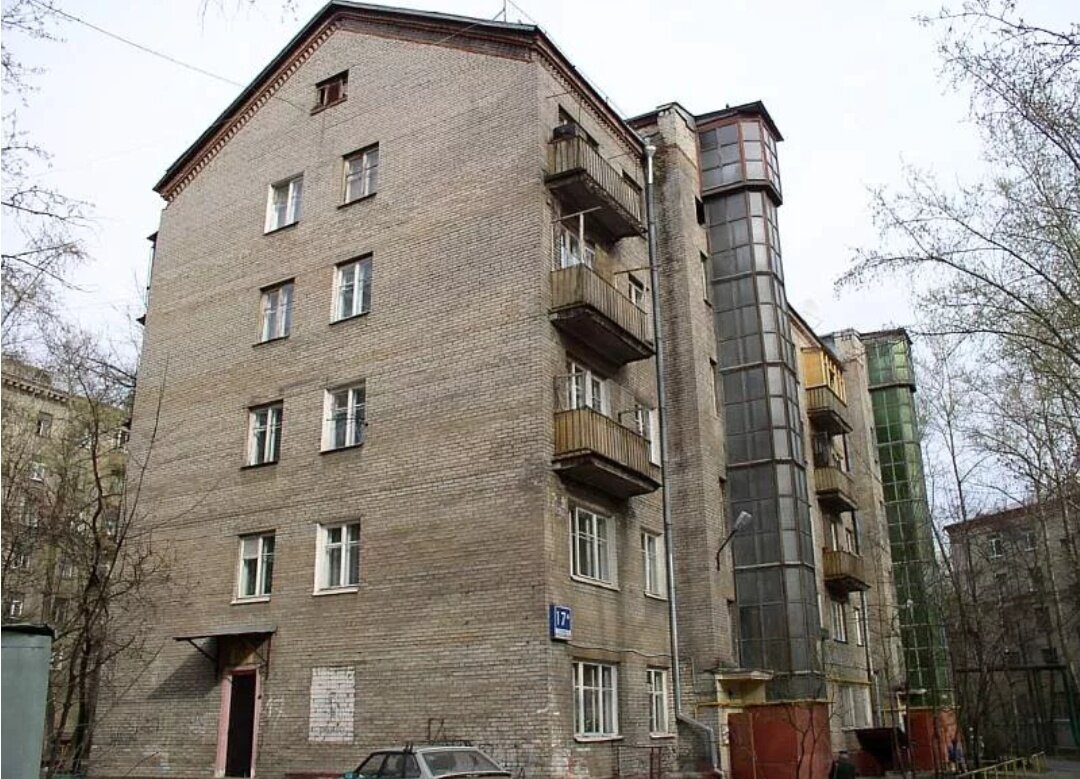 Малыш живет в квартире 41 пятиэтажного дома. Кирпичная сталинская пятиэтажка. Измайлово сталинка 5 этажей. Пятиэтажка с лифтом. Дом Пети этажный с лифтом.