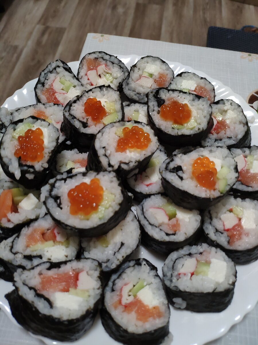 Давайте разберемся в составе. На фото домашние, я их делала сама. Состав: сёмга слабосоленая, огурец, крабовая палочка и сыр Филадельфия. Не сложно самостоятельно посчитать ккалораж, так как они приготовлены своими же руками. Рис и огурчик - это углеводы, без них организму никак. Сыр, рыбка, крабовые палочки - белок и жиры.