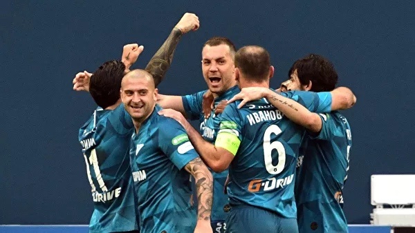 Помешать петербургскому "Зениту" стать чемпионом России по футболу может только чрезвычайное происшествие, но большой отрыв позволяет рассчитывает клубу на победу в турнире, считает бывший полузащитник "сине-бело-голубых" Максим Деменко.

Прерванный из-за пандемии коронавируса в марте сезон Российской премьер-лиги (РПЛ) должен возобновиться 19 июня матчами 23-го тура. "Зенит" набрал 50 очков и опережает ближайших преследователей – московский "Локомотив" и "Краснодар" – на девять очков.

"Сейчас все клубы в одном положении. "Зенит" свои очки наберет и станет чемпионом. Если только не произойдет ЧП и он не провалится, но пять замен в матче и сильный состав позволяют команде быть немного спокойной, все же девять очков – это недосягаемо для конкурентов. Тренер и игроки понимают, что первые туры будут определяющими", - сказал Деменко по телефону.

"Локомотив" – амбициозная команда, но смена тренера будет сказываться на атмосфере, на игре. И это не позволит бороться за Лигу чемпионов. А вот "Краснодар" и "Ростов" разыграют между собой серебряные и бронзовые медали. Чемпионат возобновляется и будет интересно. Все уже соскучились по российскому футболу", - добавил он.