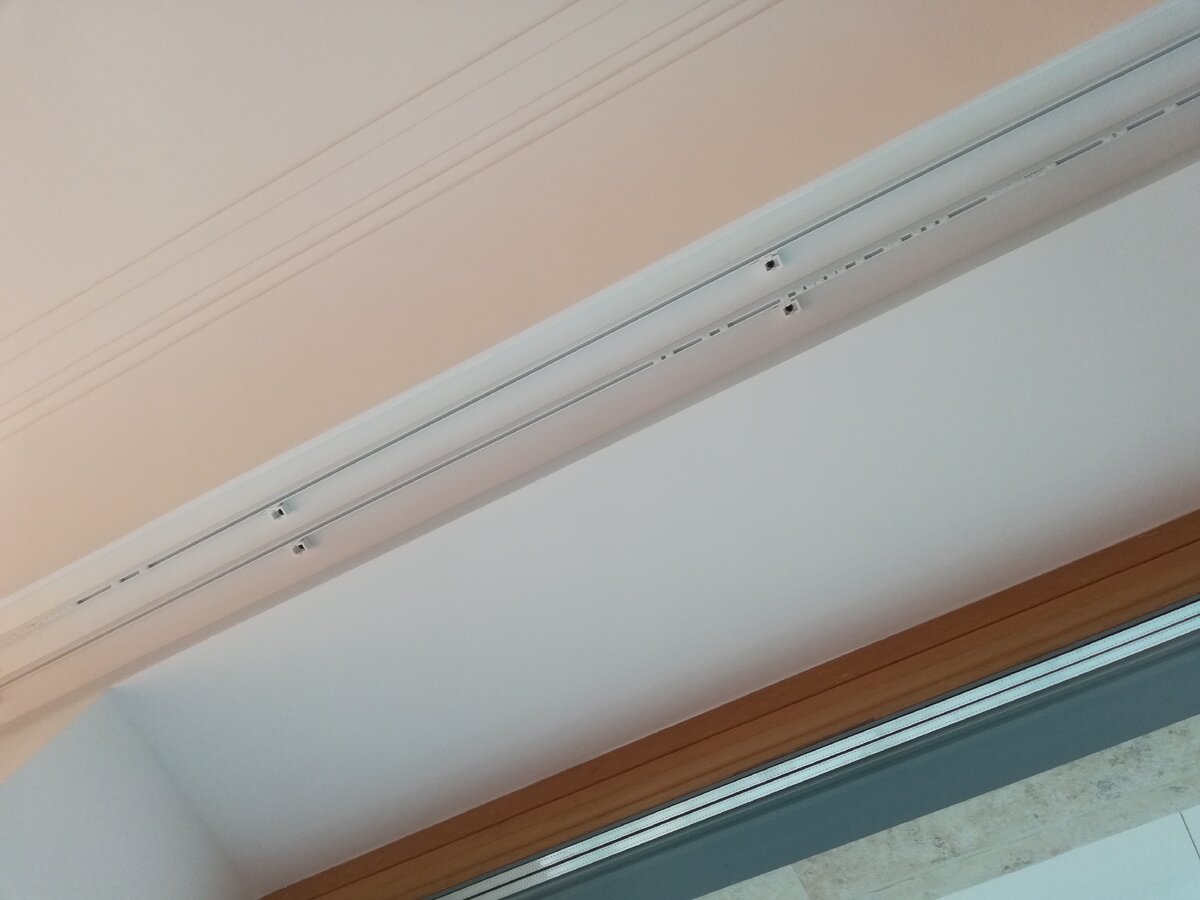 потолок с карнизом под шторы