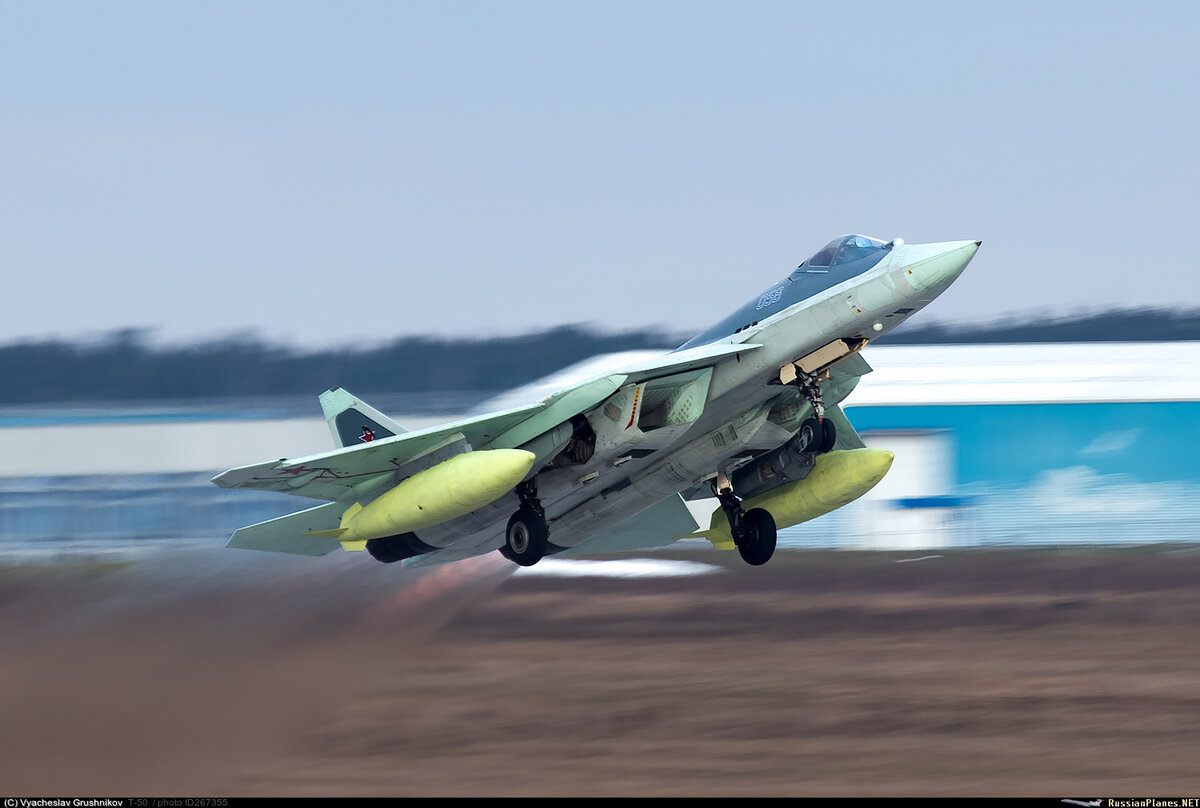 Прототип Су-57 с ПТБ нового образца
Источник фото: https://russianplanes.net/id267355