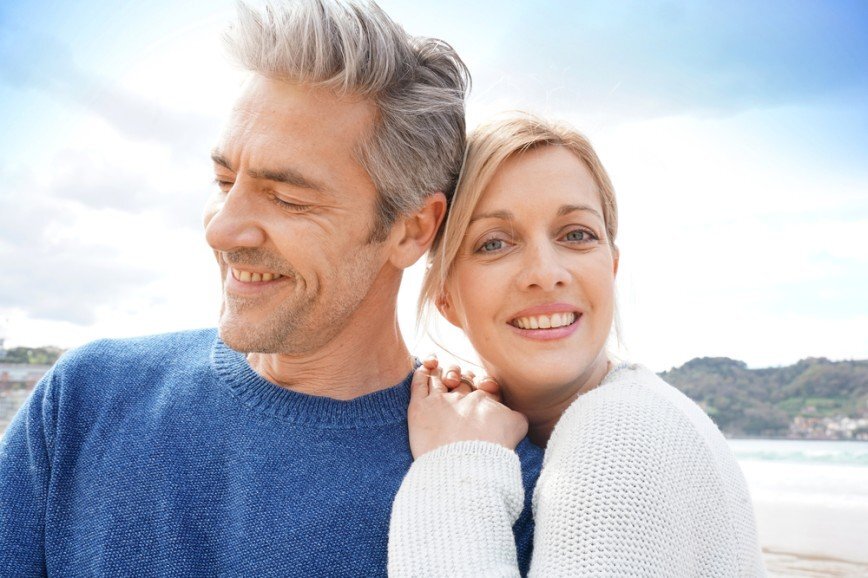 Он уже слегка седой, а она молодая