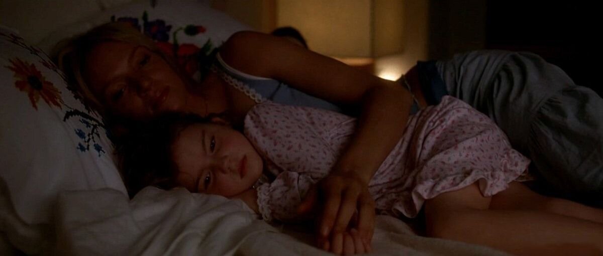 Кадр из фильма "Убить Билла 2" (2004) Беатрикс Киддо со своей дочкой Биби-Би смотрят фильм.