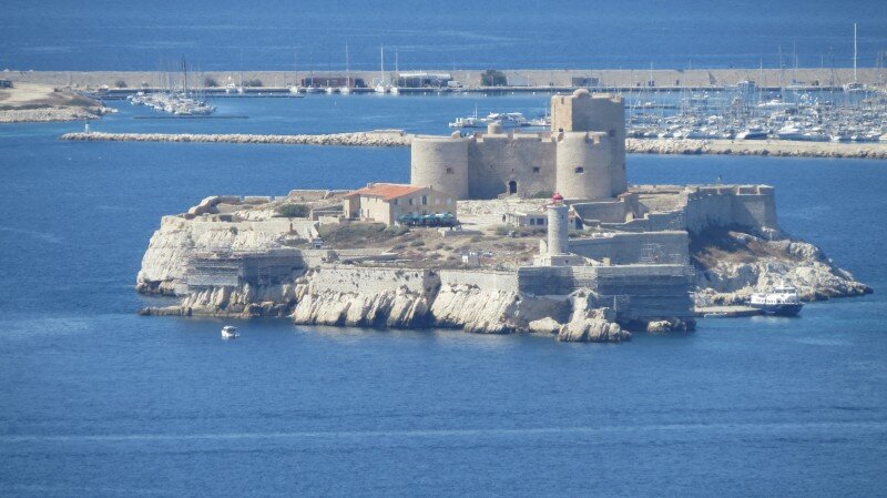 Замок Иф. На заднем плане - марина на месте бывшей карантинной бухты.