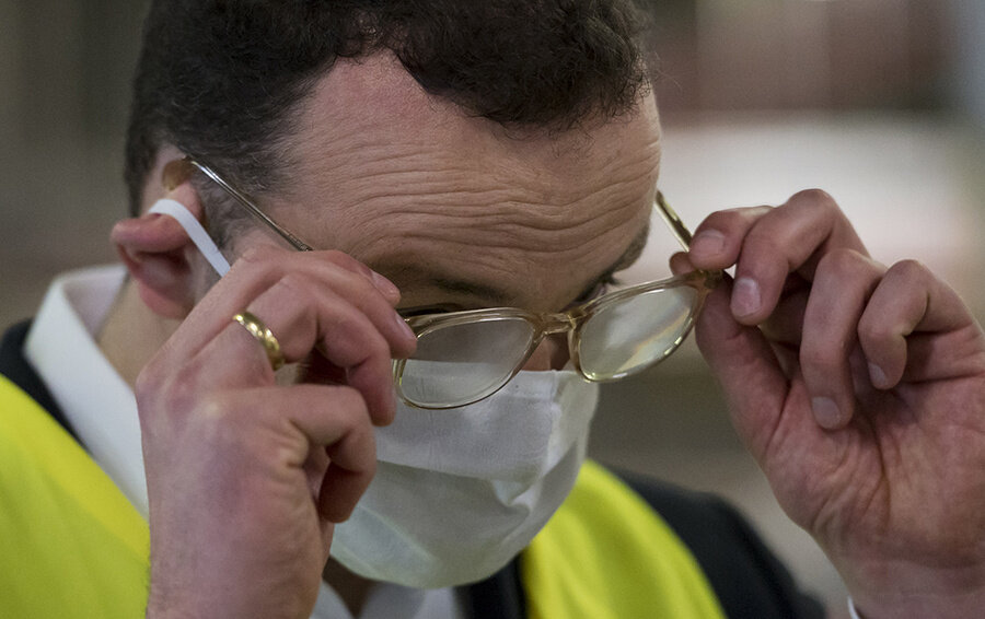 Министр здравоохранения Германии Йенс Шпан поправляет запотевшие очки. Фото Jens-Ulrich Koch/Getty Images 