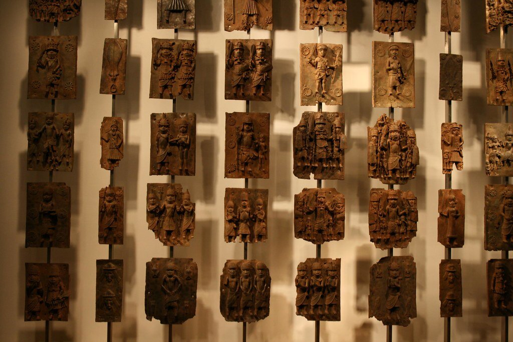 "Benin Bronze 7" by Carla_R1 is licensed under CC BY-NC-SA 2.0, Пластинки "Бенинской бронзы" в Британском музее