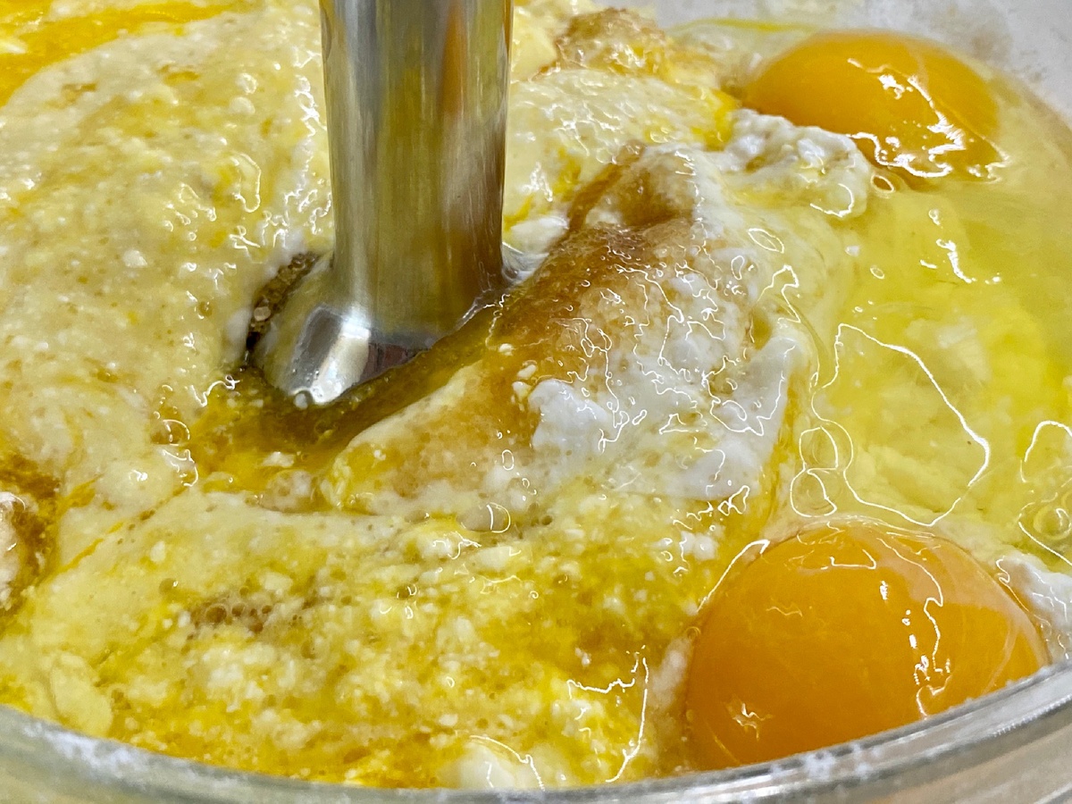 Творог, соль, сахар и яйца перебиваем блендером