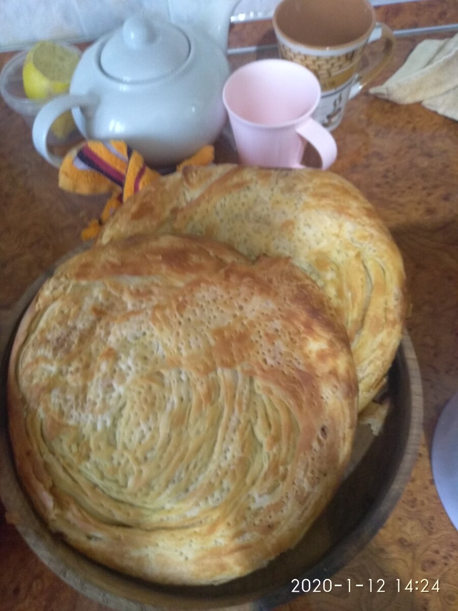 Фатир - слоёная лепешка, пожалуй нет в Таджикистане никого, кто  не любил бы эту вкусняшку.  Её можно есть просто со сладким чаем, или с любым блюдом. Но, эта вкуснейшая слоёная лепешка сама может стать блюдом. У нас это блюдо называется "курутоб" и едят ее из деревянной посуды (посуда "тавак" вырезается руками мастера по дереву, чаще ее делают из орехового дерева) да еще и руками))). Ах, как это вкусно, словами не передать!!! измельченный фатир, сверху наливается "чакка", далее наливается лук обжаренный на раскаленном масле "загир", сверху салат из помидоров и свежего лука и много зелени!!!! Ммммм....объедение!