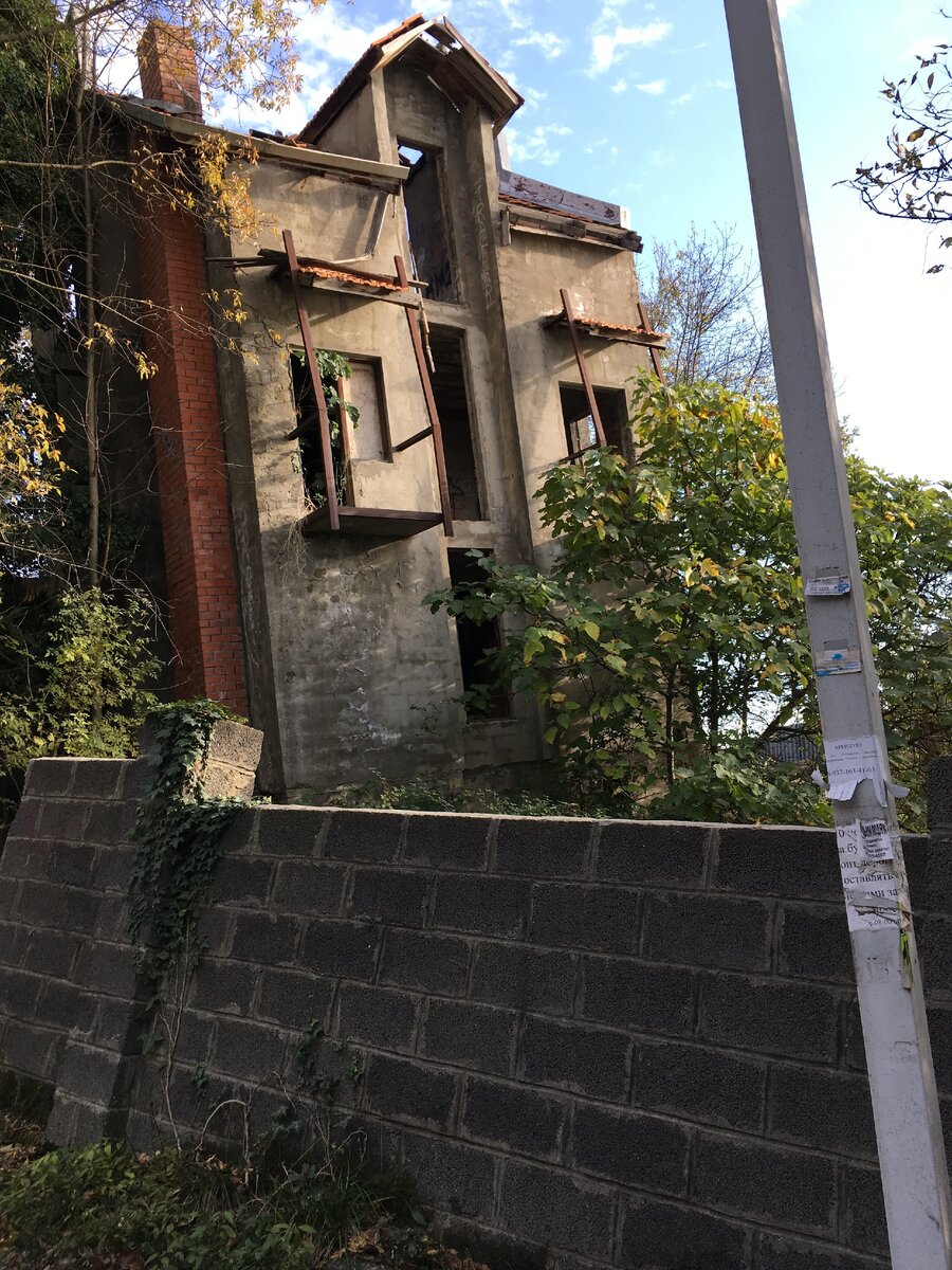 Видимо не рассчитали силы или доверились горе строителям. Между 72 км. и Мамайкой. Причины - отсутствие адекватного фундамента + размыв грунта. 