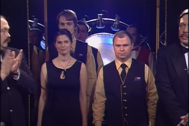 Вот в таких нелепых костюмах пришлось играть команде первые две игры