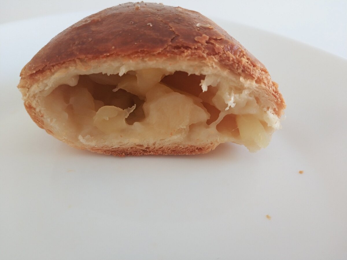 Пирожок с яблоками
