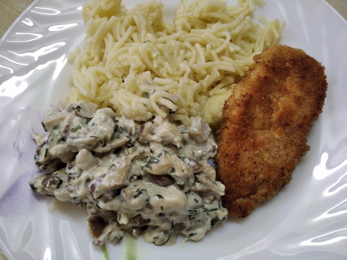 вот грибочки тушеные и отбивная свиная) ели с остатками вермишели - да, я ее не упоминаю, она была уже готовая