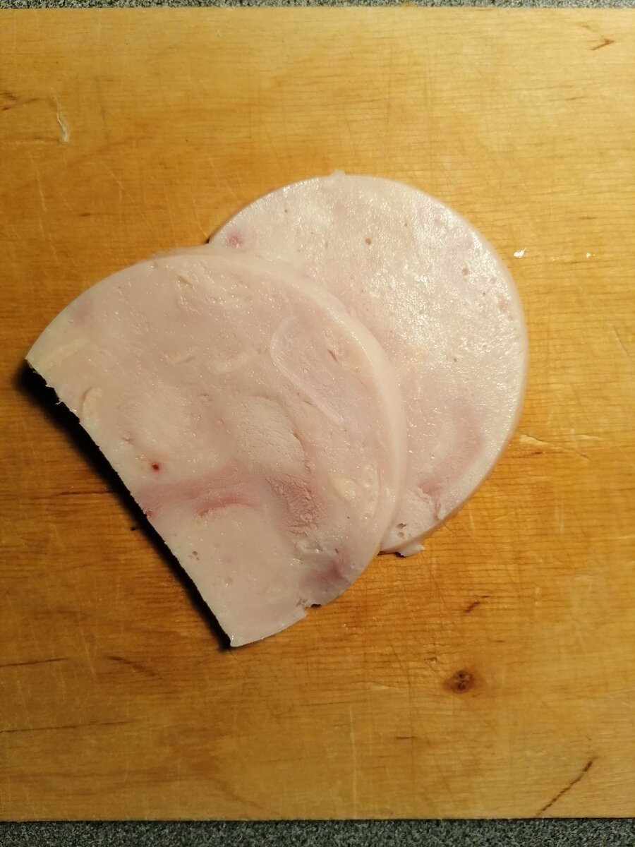 Нарезаем колбаску.