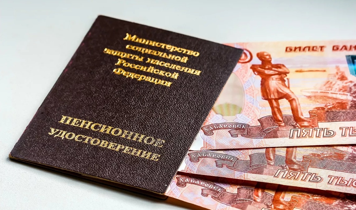 Повышенные выплаты начнет получать одна категория пенсионеров.                                                             18 июня, UssurMedia. Повышенные выплаты начнет получать одна категория российских пенсионеров. На осень запланирована индексация военных пенсий. Уже с 1 октября будет увеличено денежное довольствие военнослужащих. Это приведет к росту пенсионных начислений граждан.  
Пенсии военнослужащих рассчитываются особым образом. Они привязаны к уровню денежного довольствия и зависят от его величины. При расчете таких начислений также применяется понижающий коэффициент.