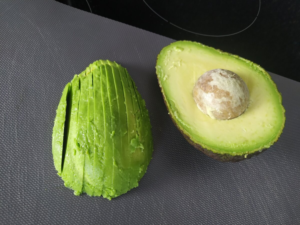 Авокадо разрезать вынуть семечку, очистить от кожицы и нарезать дольками.