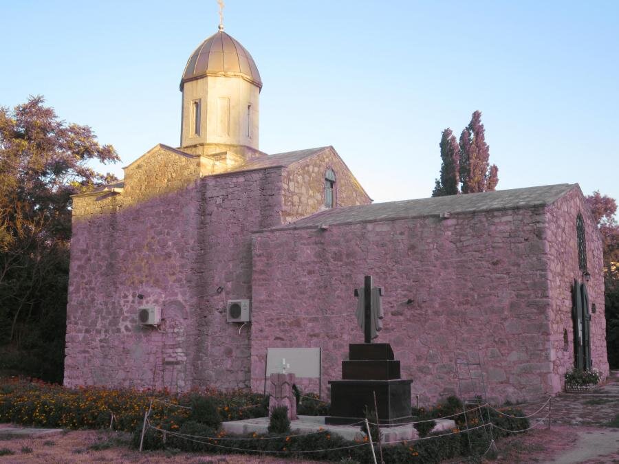 Армянские церкви близ карантина в Феодосии (фото 2012 г.) Бывшая армянская церковь, переданная и отремонтированная РПЦ          