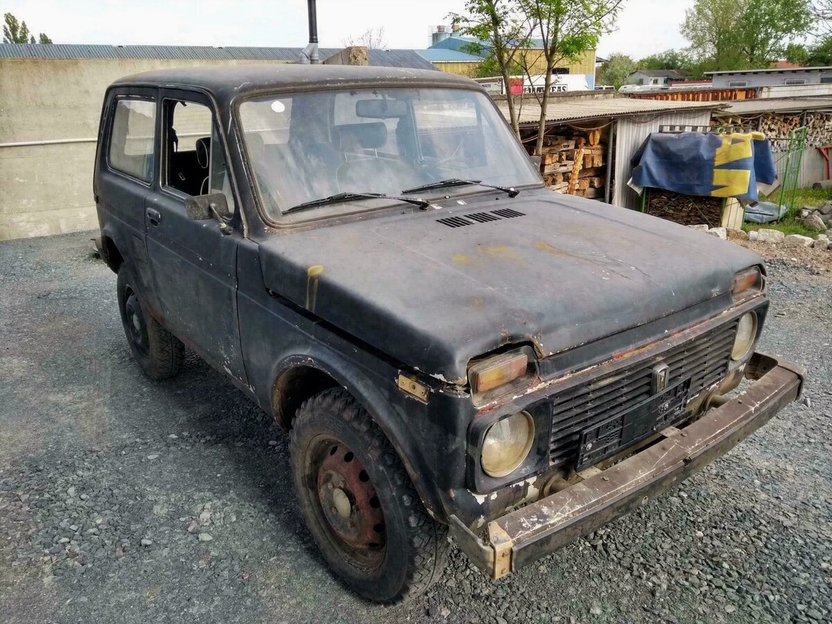 Кажется, что ВАЗ-2121 уже в безнадёжном состоянии, но мы знали, что покупаем. Ходовая у неё в порядке.