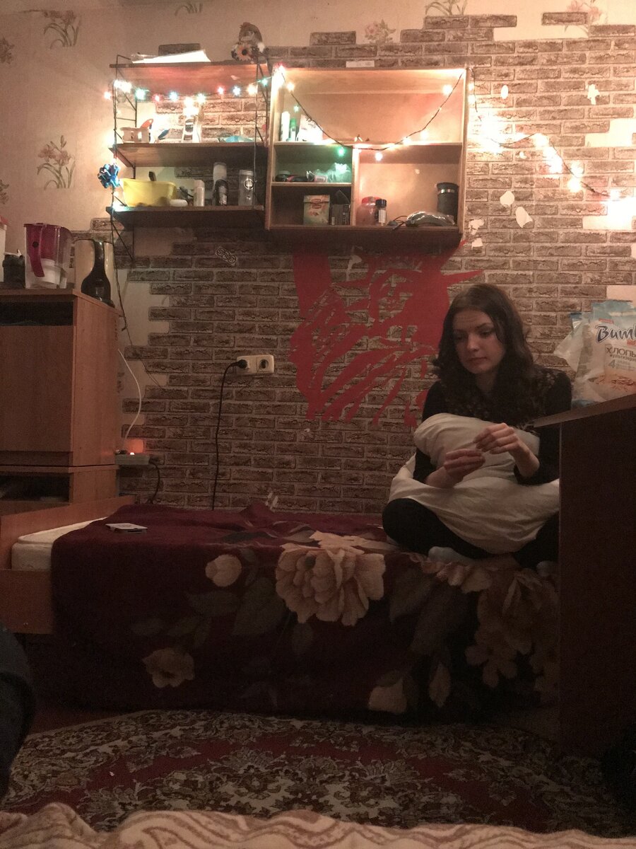 В этой общаге все начиналось. А это подруга - Валера.