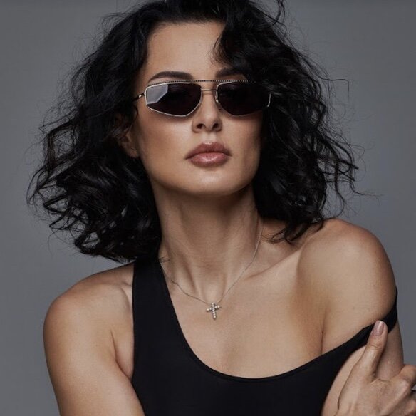 На книжной полке Канделаки и новинки, и классика.