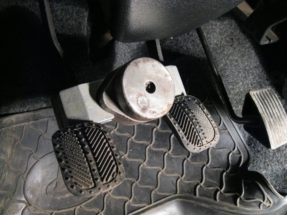 Замок для блокировки педалей