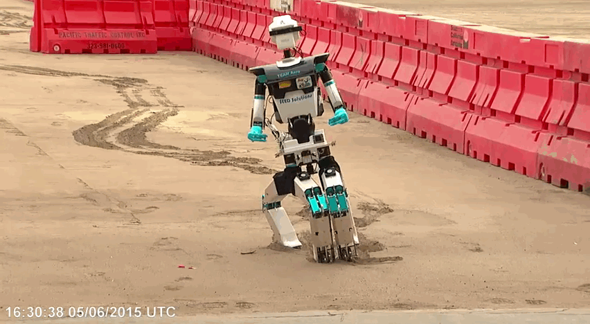 Неудачный заход робота на конкурсе DARPA Robotics Challenge в 2015 году