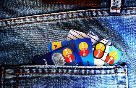 № 3. Дебетовые карты. Большинство россиян имеет банковские карты. Когда мы получаем заработную плату, работодатель направ­ляет поручение в банк, чтобы на наш банковский счет, к которому привязана карта, были переведены денежные средства. В основном такие карты дебетовые, то есть на них хранятся исключительно наши денежные средства. Очень похоже на обычный кошелек, только в электронном виде. Банковские карты оформляют и для детей, чтобы они могли оплачивать себе обеды в школе. И получить пенсию мож­но уже не только с помощью сберегательной книжки, но и приложив карту к банкомату. В среднем на каждого жителя России приходится по 1,84 банковской карты. Карты пользуются популярностью для хранения денег в основном по причине получения дополнительного дохода в двух формах: