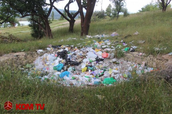 Фото из сети. Это свалка на водохранилище в Симферополе. Напомню - в Крыму вообще с питьевой водой проблемы...  Ее там очень мало! Как думаете, свалка мусора, и одноразового пластика способствует качеству воды?
