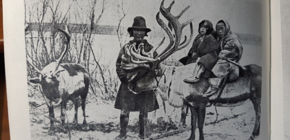 Шаман Николай Дондин и его дочери, река Нижняя Тунгуска, 1911 год. Фото и подпись Вячеслава Шишкова