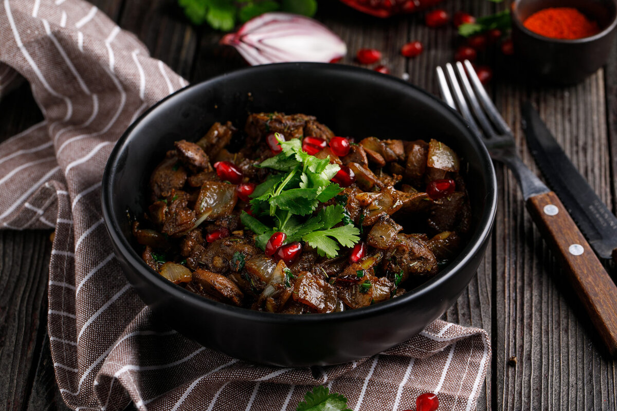 Грузинские блюда. Кучмачи на кеци. Грузинская кухня Кучмачи. Мегрельские Кучмачи. Куриный Кучмачи