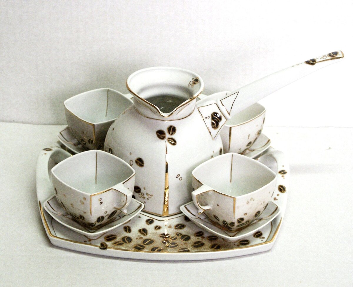 Подарки, связанные с приготовлением еды и уборкой лишь напоминают о не самых приятных домашних занятиях. Поэтому чайный сервиз может расстроить человека, которому вы хотели сделать приятно. Речь идет не просто о приметах, а об элементарной вежливости. 