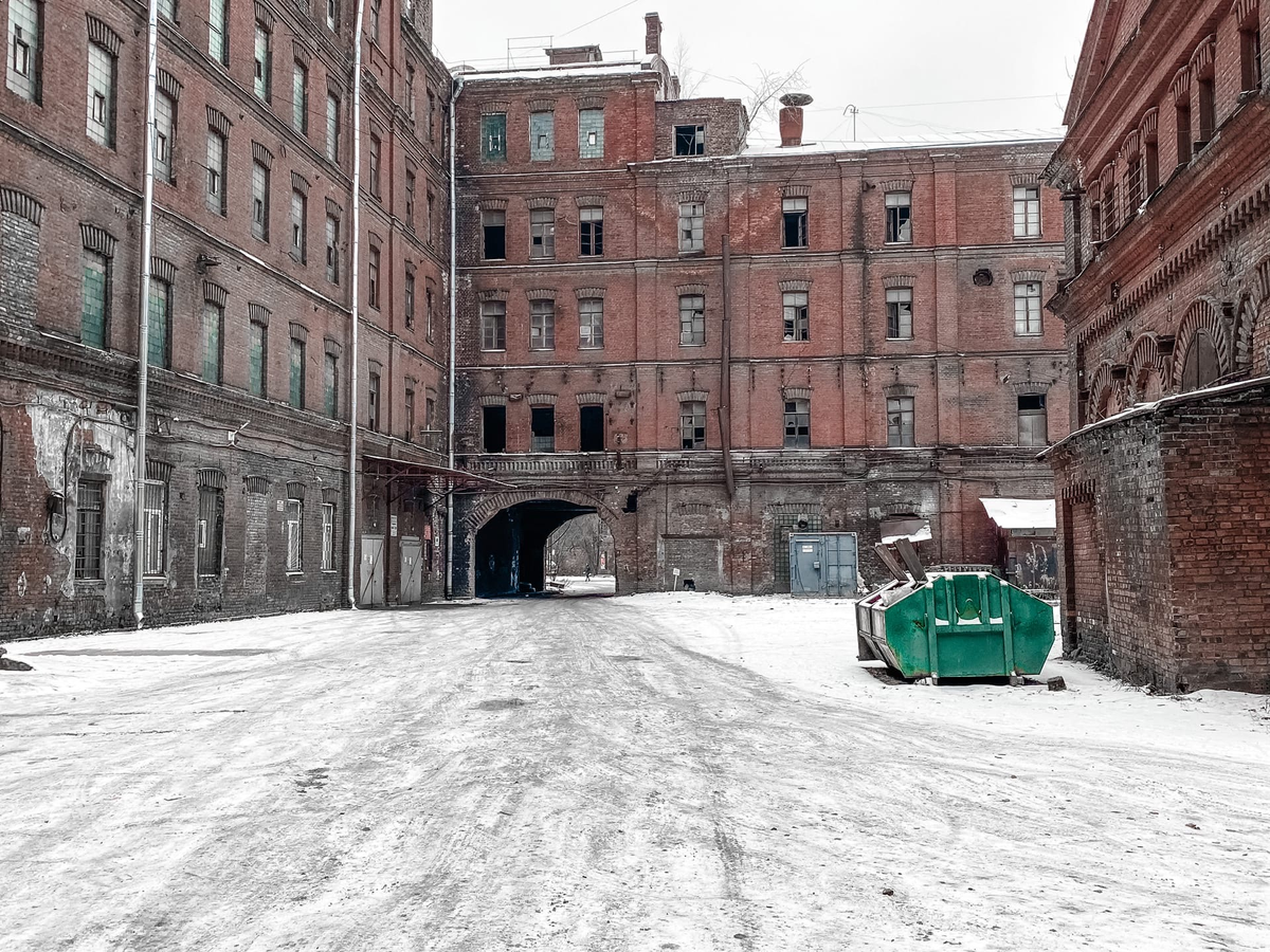 Фото красного треугольника в питере