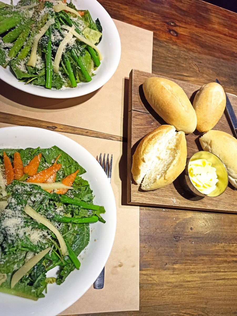 Это фото было сделано до начала эксперимента. Божественные чесночные булочки и масло с чесноком в реальности остались на фото 😅 