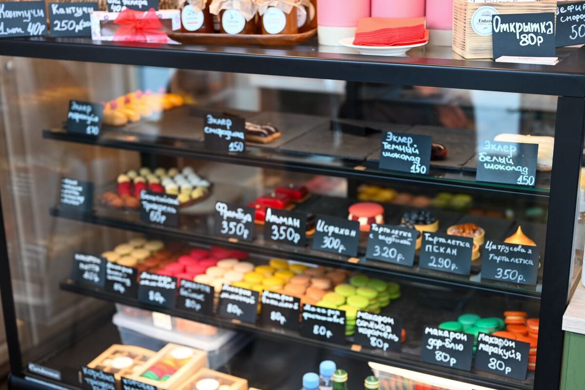 Одна из витрин с десертами