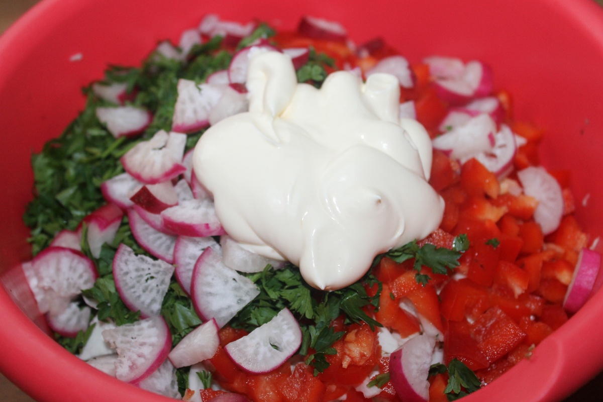 Салат из капусты с редисом и сладким перцем 