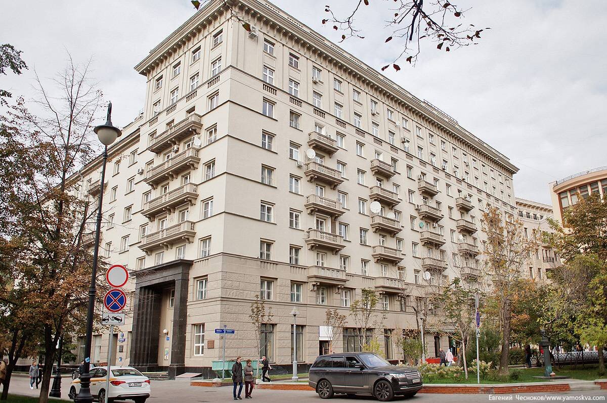 вид на дом Писателей со стороны Лаврушинского переулка