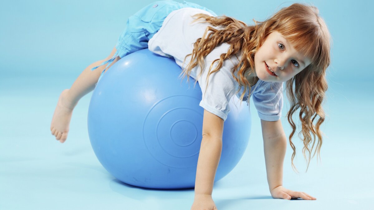 Ребёнок на фитболе