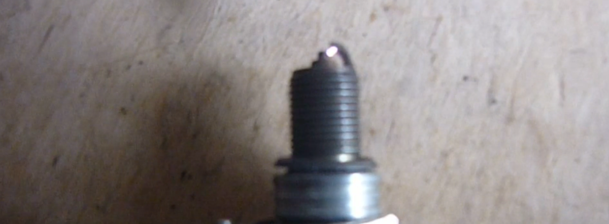 Подрезали электроды у свечей и поставили их на двигатель. Показываем ...