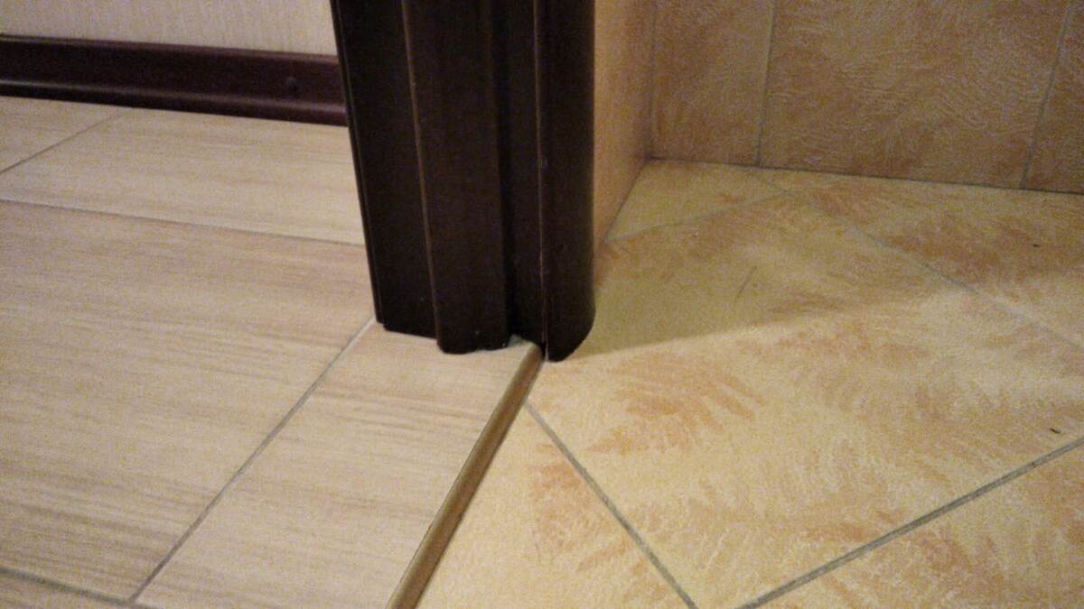 Небольшой порожек из ванной/туалета