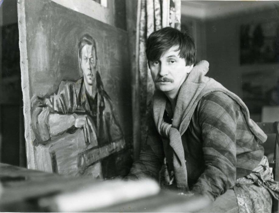 Виктор Тихомиров у себя в мастерской. Фото предположительно Виктора Немтинова. 1987 год?