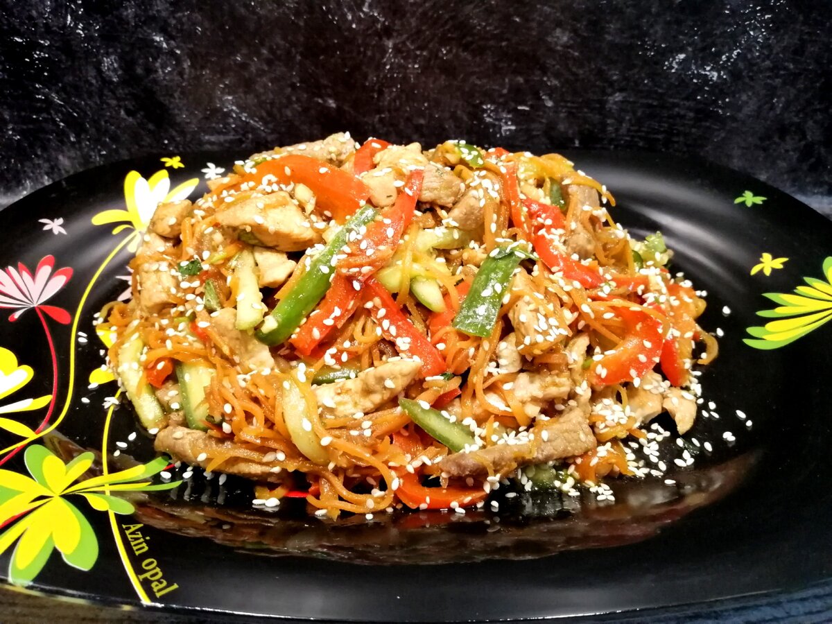 Рецепт салата мясо по корейски. Мясо по-корейски с овощами. Салат мясо с овощами по-корейски. Мясо с корейской морковью в духовке. Мясо на Камне по корейски.